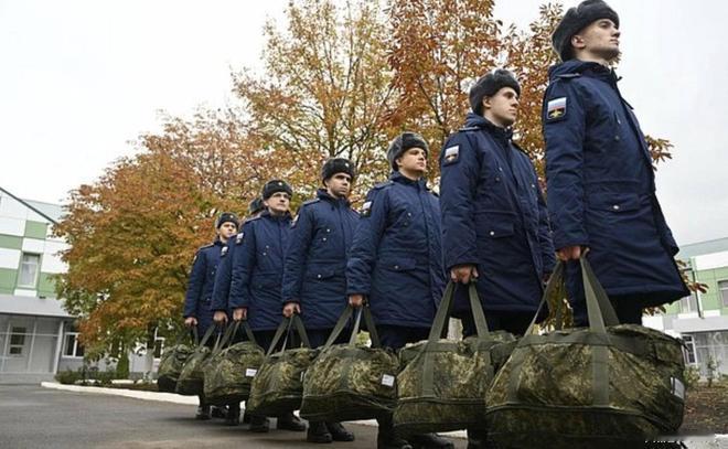 想拿俄罗斯绿卡？先签“生死状”！普京新规落地：18到65岁的外国爷们儿，想办长居