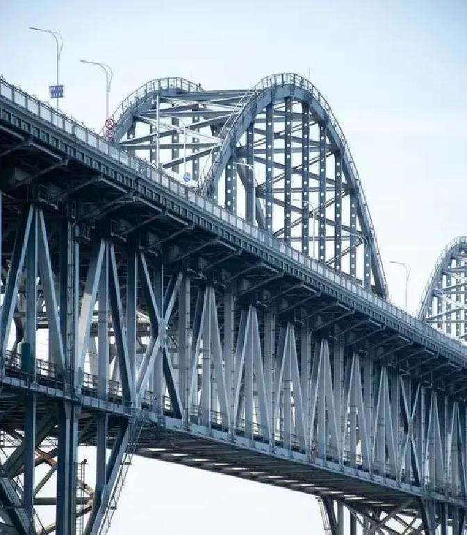 在长江中游江西九江与湖北黄梅交界，九江长江大桥建成后一度停摆近14年，却硬生生从