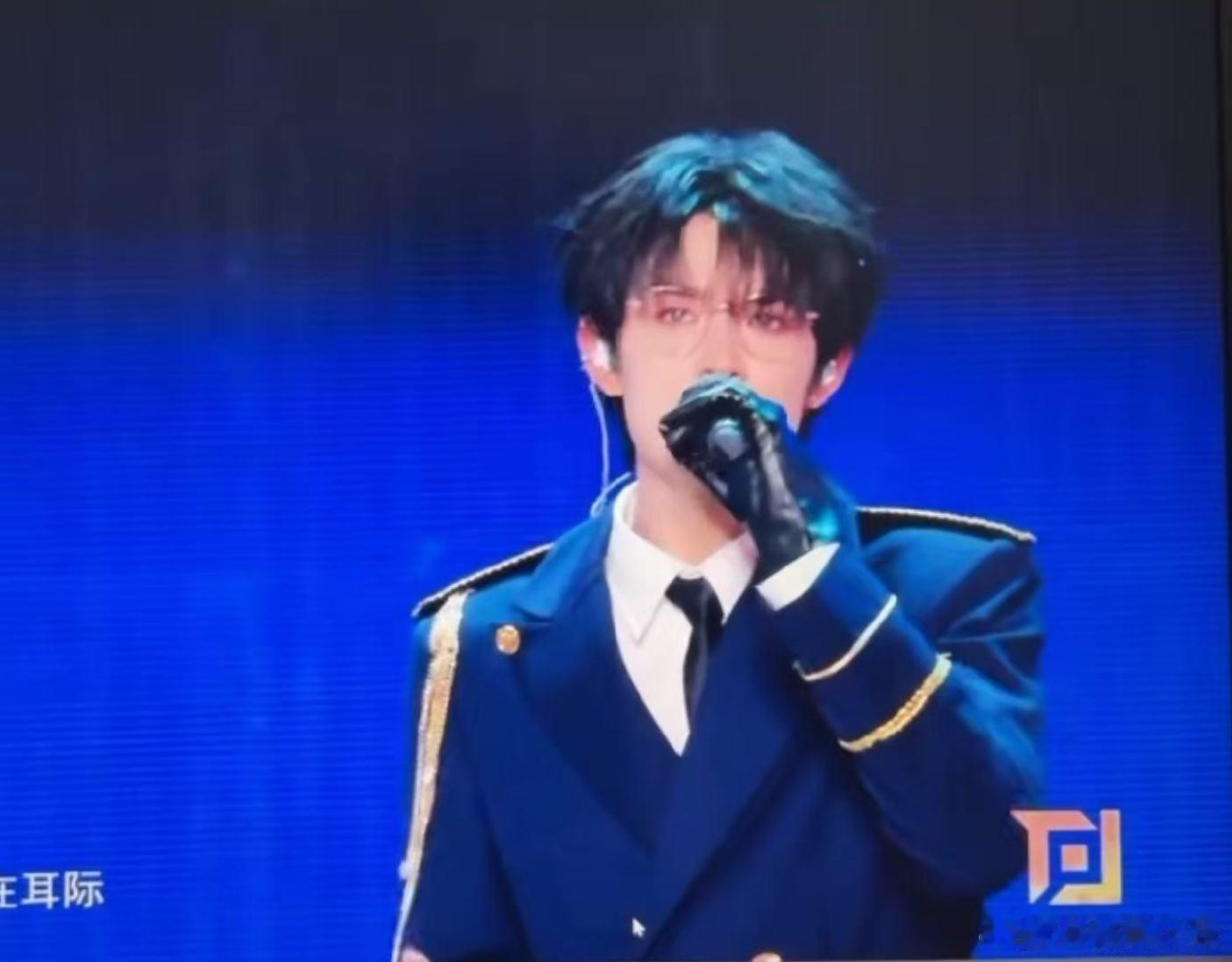 张极制服金丝眼镜张极穿民国制服唱春泥一身民国制服配上金丝眼镜，开口唱春泥，自带旧