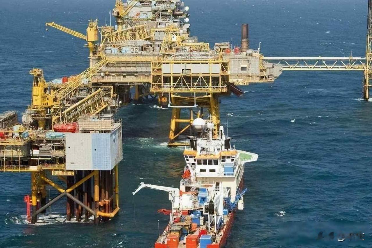 美军在霍尔木兹海峡打得很紧，特朗普却在后台收捐款；一边是弹药狂烧，一边是钱箱猛涨