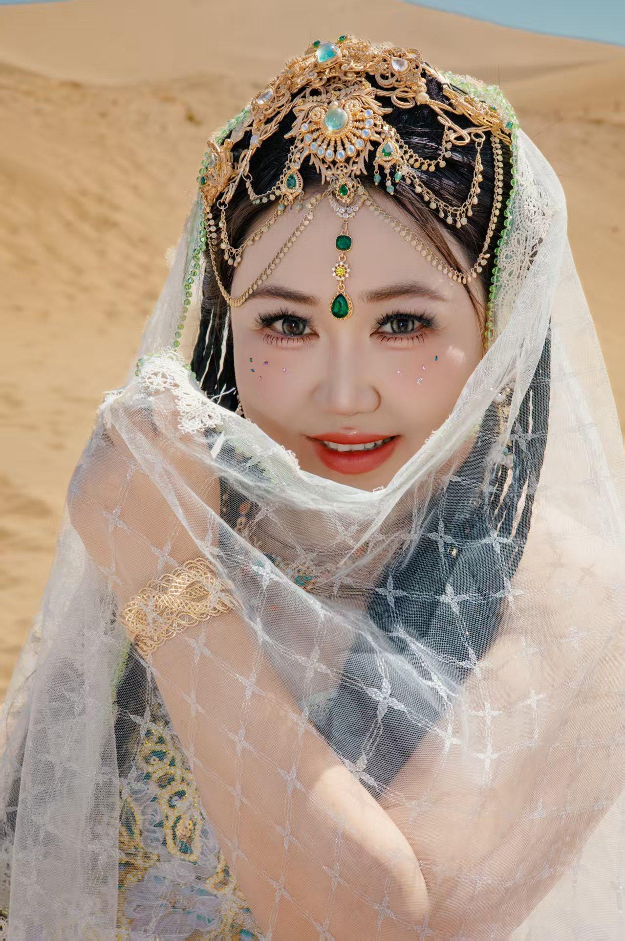 沙漠里走出来的西域公主，好美啊❗。