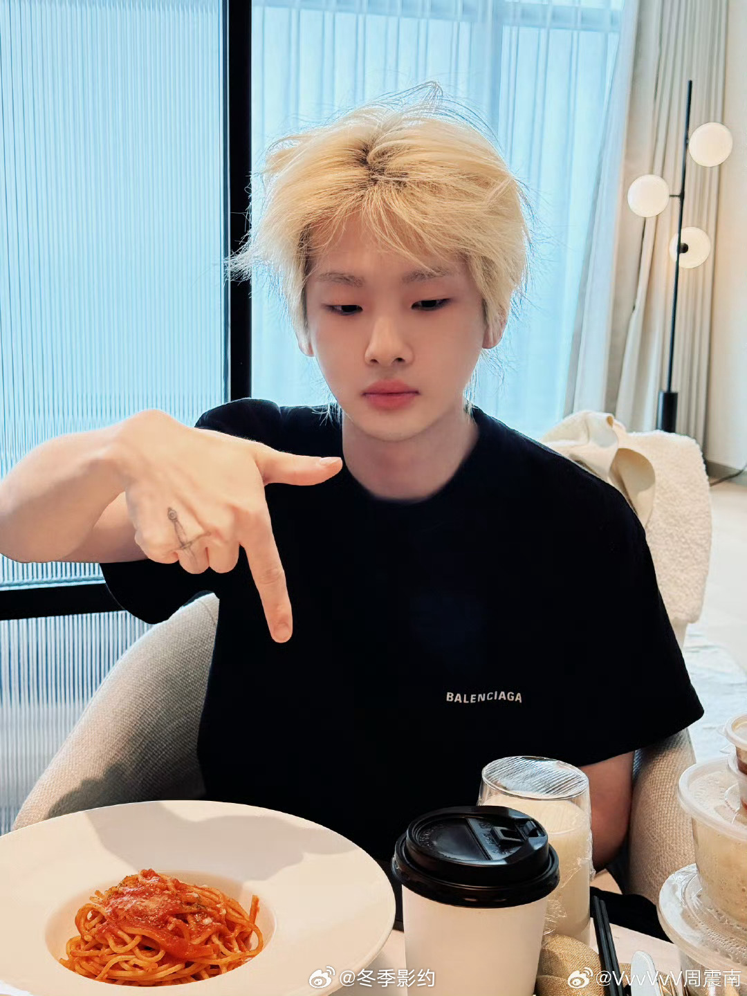 周震南吐了一屏幕 周震南这波操作太绝了，MV开头吐一屏幕糖果，视觉冲击力直接拉满