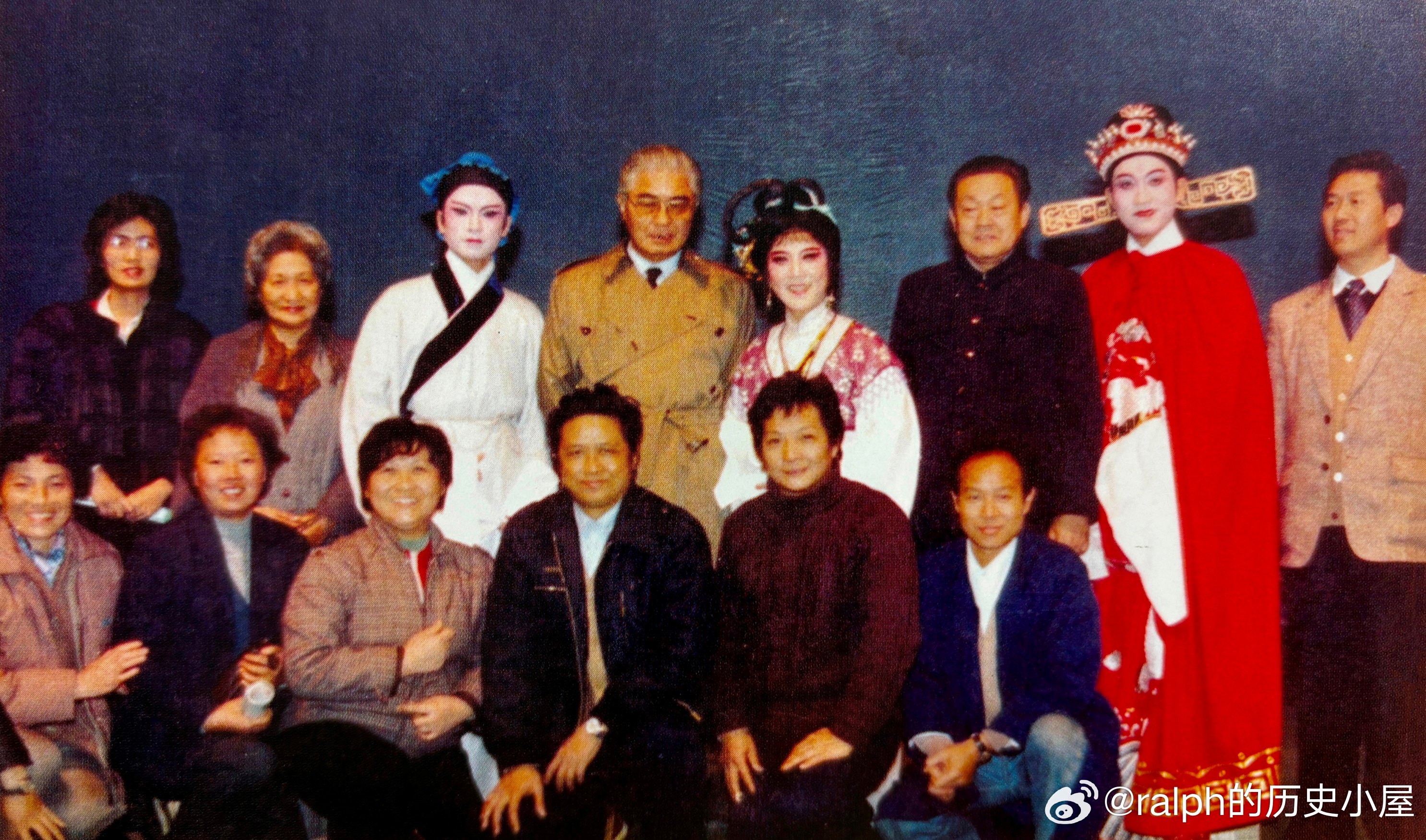 1986年11月12日国家副主席荣毅仁（后排左四）和上海市委书记芮杏文（后排右三