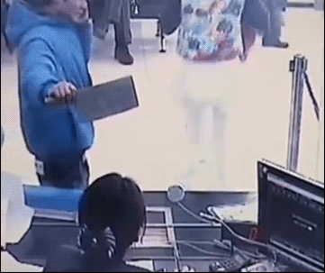 就这块玻璃，拿两把AK来也是白搭