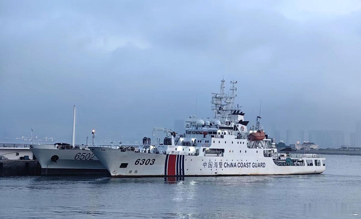 海警6303舰和6502补给船 