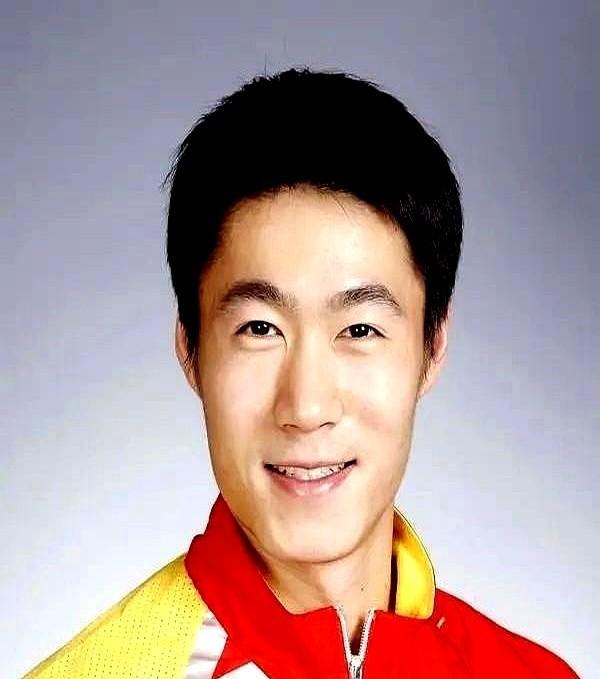 退役不是终点，是另一种开始。
可为啥总有人觉得，冠军只能当官 or 教书？
那那