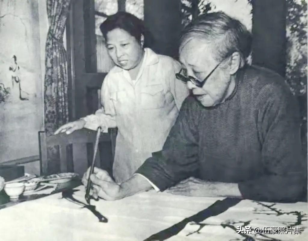 五十年代，廖梦醒陪伴在母亲何香凝身边看她作画的温馨一幕。1904年廖梦醒出生时，