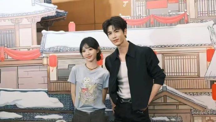 张凌赫田曦薇逐玉庆功宴合照张凌赫田曦薇庆功宴合照 张凌赫、田曦薇逐玉庆功宴合照来