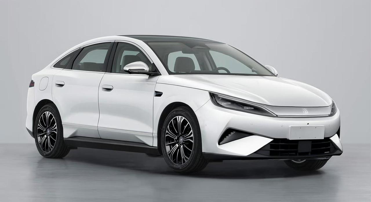 比亚迪秦MAX来了！这个车长得是真的好看！
比亚迪现在也把秦这个车做成了一个系列