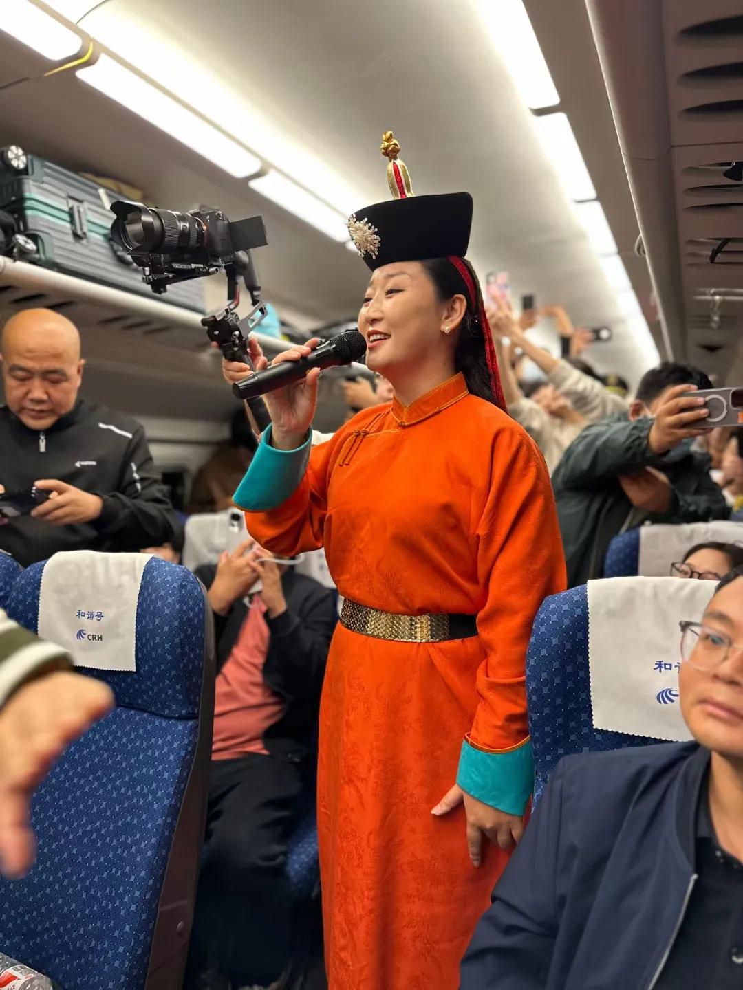 9月28日上午，在呼和浩特开往首都北京的动车上，呼和浩特市乌兰牧骑队员们用欢快的
