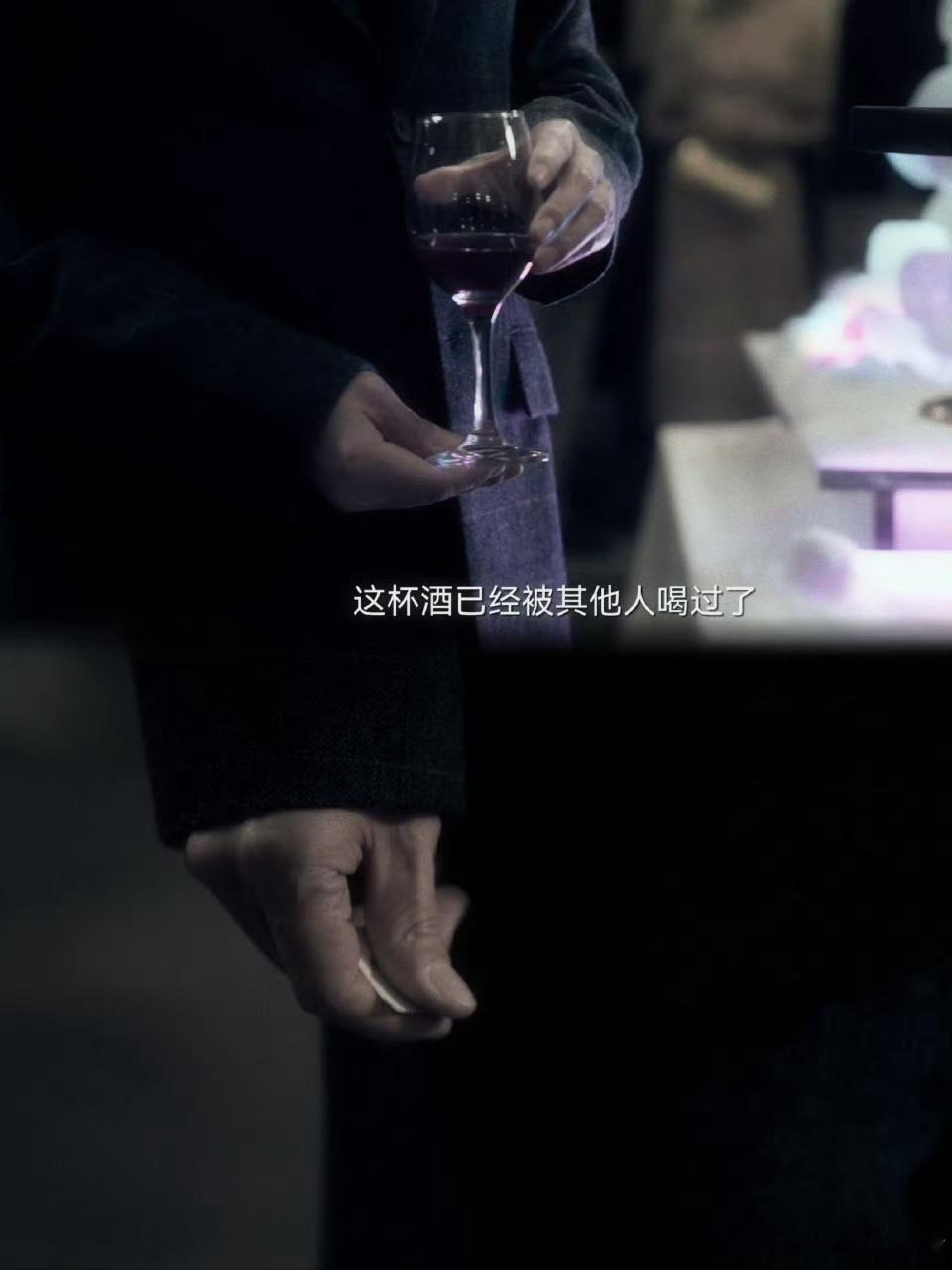 这才是谍战戏该看的接头现场特务眼皮底下交接情报太惊心动魄，他们的演技和塑造表现力
