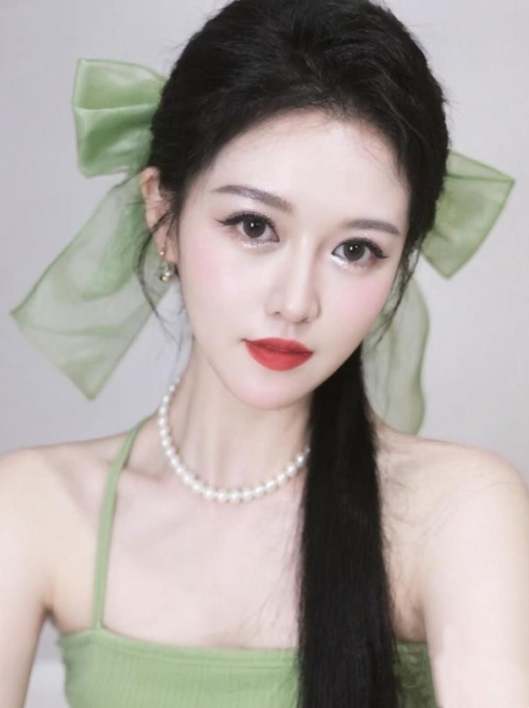 大家都說頭髮扎起來就知道我是幹什麼的了，偷偷告訴你，我每天都在“炒鸡”🔥 其實