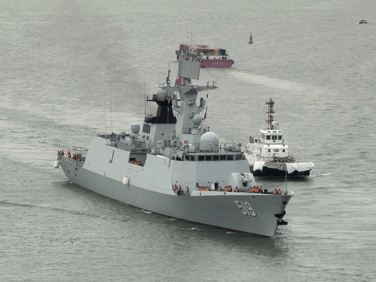 黄浦江上的054A改进型519号阜阳舰。