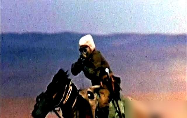 别再吹雷神硬汉了。我告诉你，他职业生涯最怂的一笔，就是那部叫《赤色黎明》的电影，