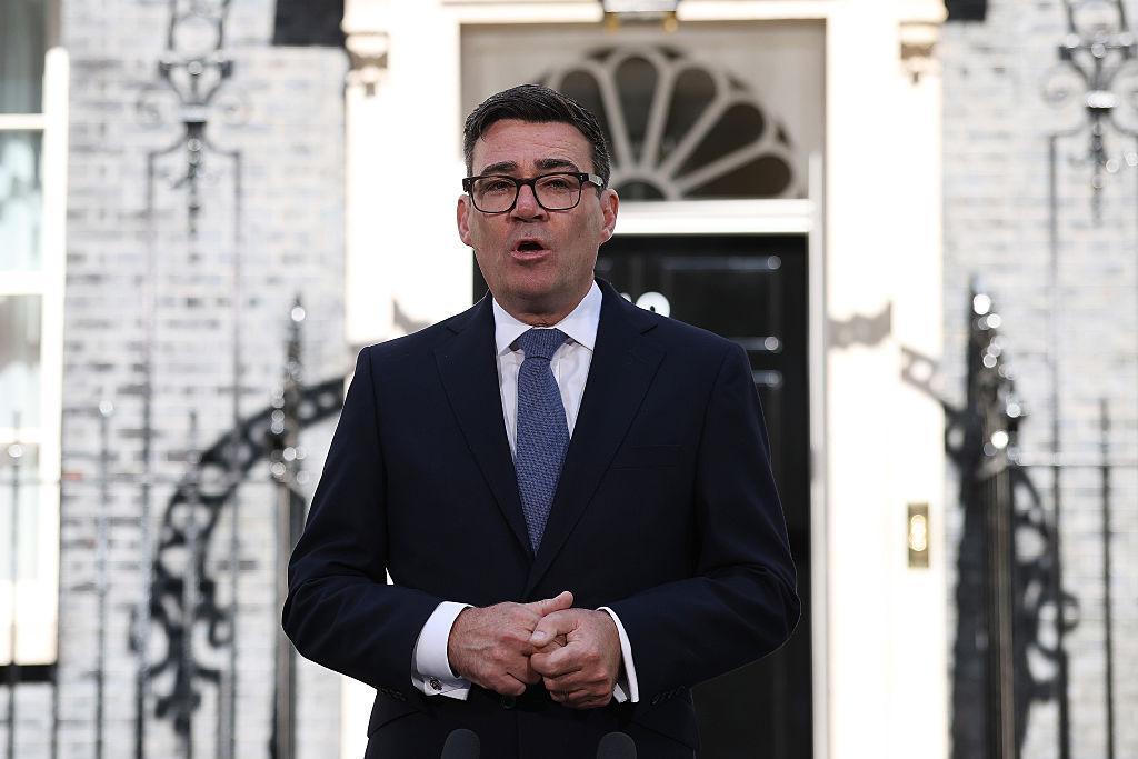 英国新首相伯纳姆竟然欺骗了全世界！很多人没想到，这位常穿T恤拍视频的首相，部分单