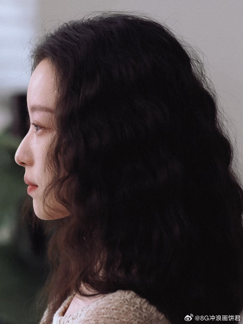 倪妮又有人生镜头了 倪妮在《隐身的名字》里，把任小名的隐忍和倔强演透了。走廊对峙