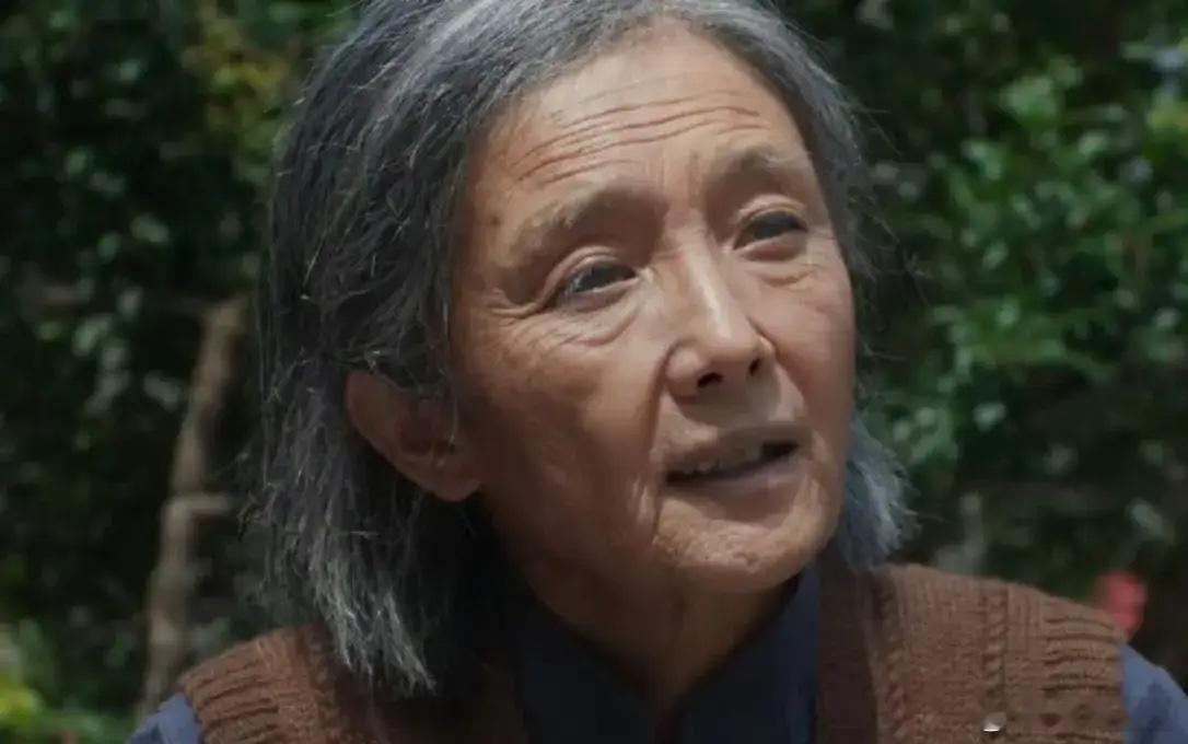杨幂这个老年妆已经很牛了，仔细看还是和真正的老人有区别。首先就是眼睛，年龄大了之