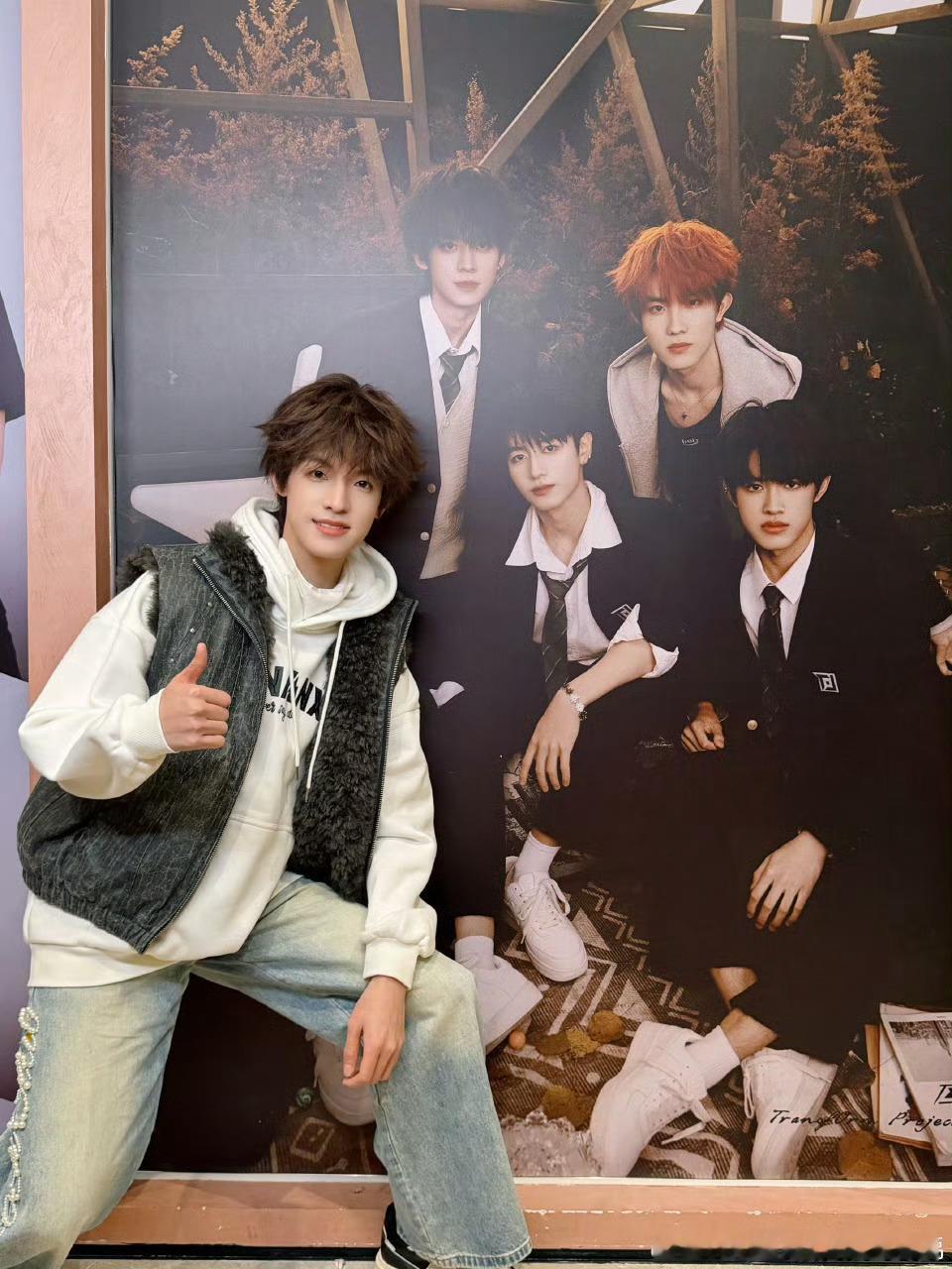 张泽禹跟登陆少年海报合照这合照拍的不错啊 