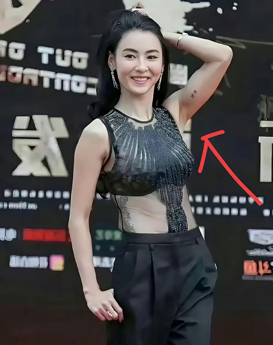 平时看张柏芝瘦瘦的，胳膊居然还有腱子肉 