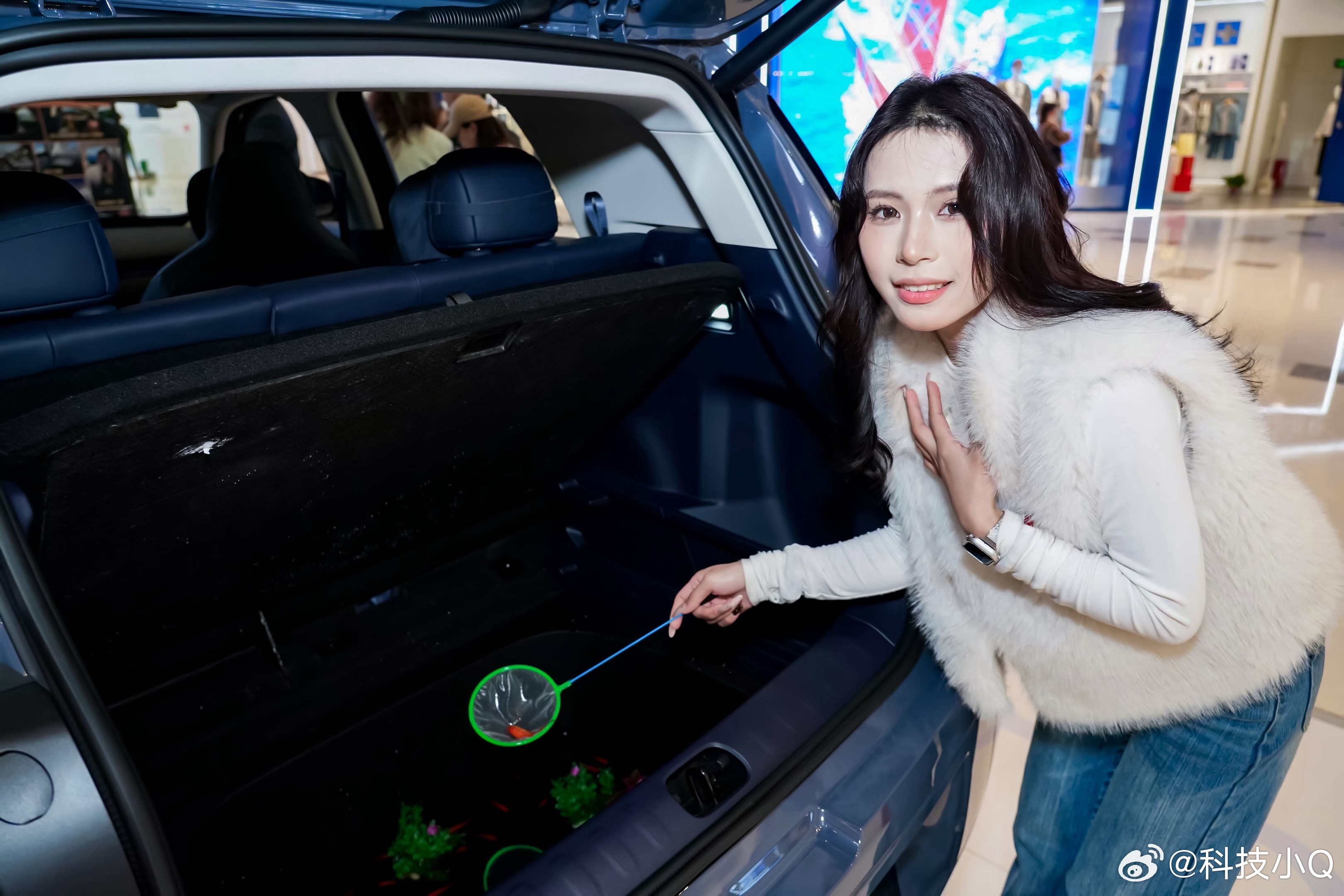 零跑A10全国60城巡展居然有人在后备箱捞鱼😱 