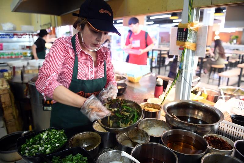 宁夏两名女生吃麻辣烫消费仅15元， 店老板嫌少拒绝出餐并追出门辱骂，最终警方处理