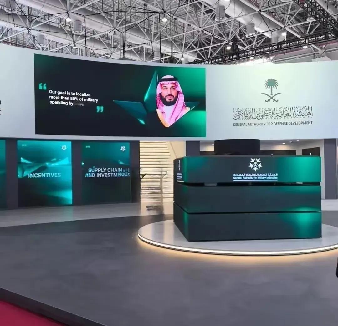 空仓而来，满载而归，沙特太大气了。

据网友爆料，他去参加珠海航展，所有租了展位