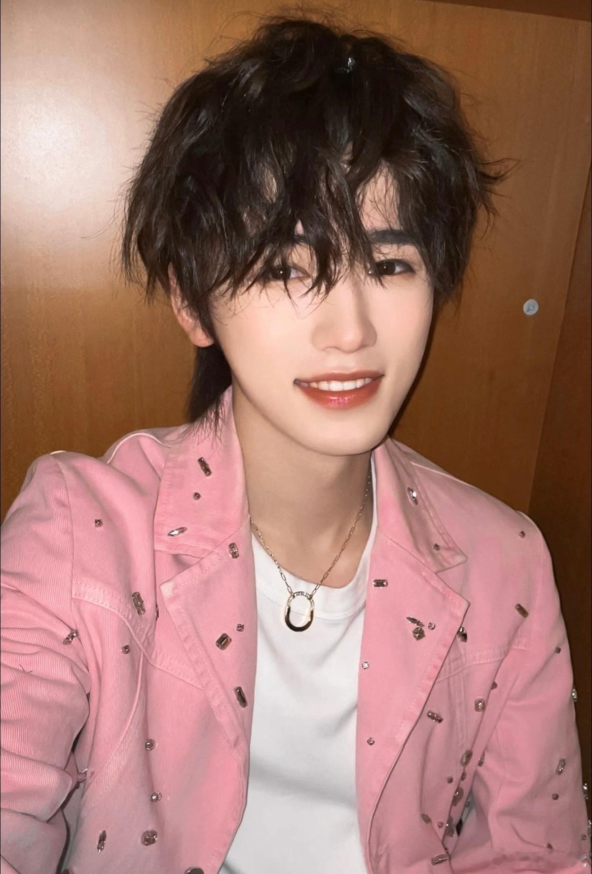 宋亚轩锁骨撑衣不光是锁骨身材和脸完全是天资卓越又帅又萌啊宋亚轩