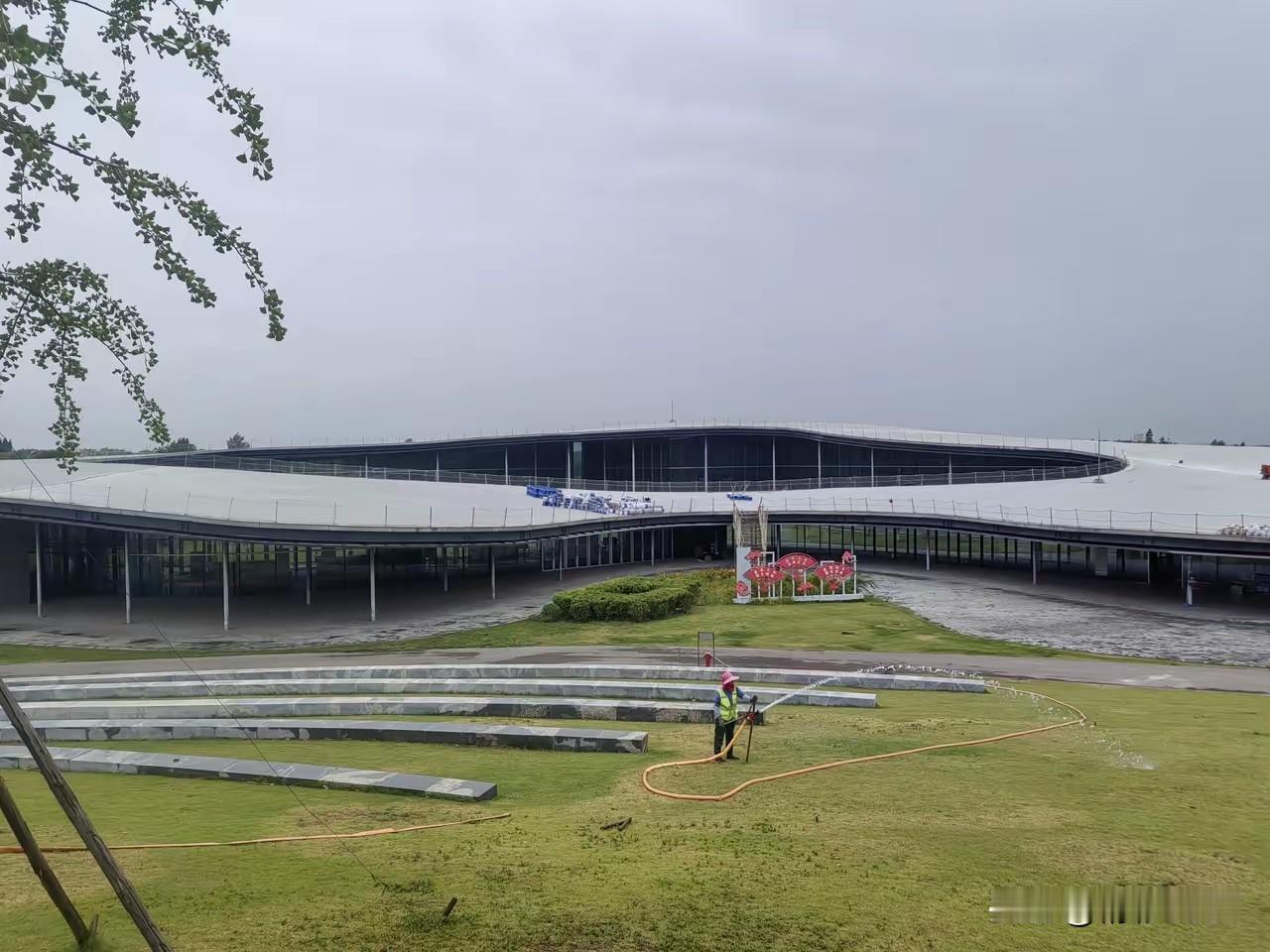 【济宁美术馆投用不足7年漏水引市民质疑】近日有市民在网络平台对济宁美术馆提出质疑