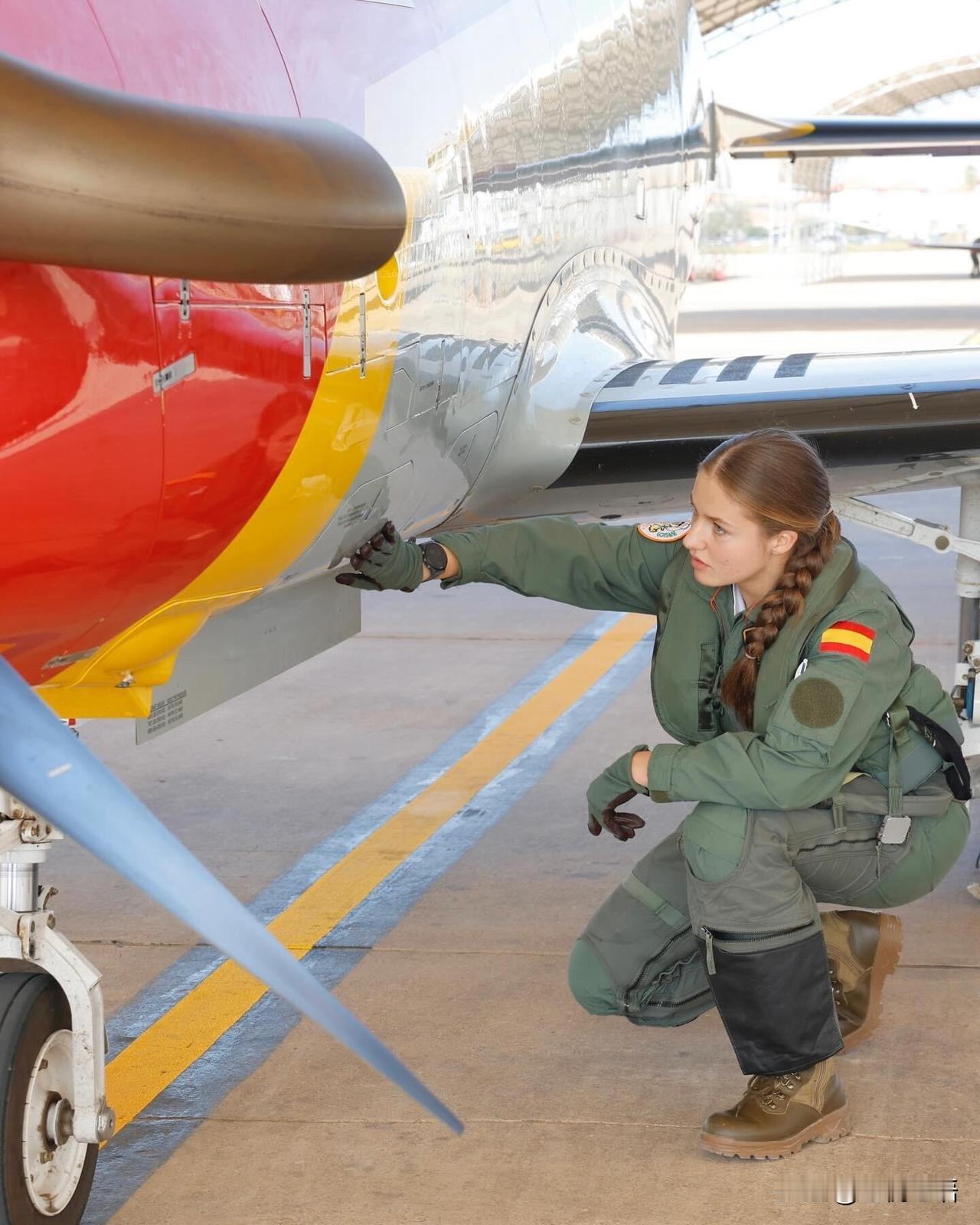 莱昂诺尔公主首飞也太飒了吧！

小公主首次驾驶飞机的样子超从容，
教练坐身后保驾