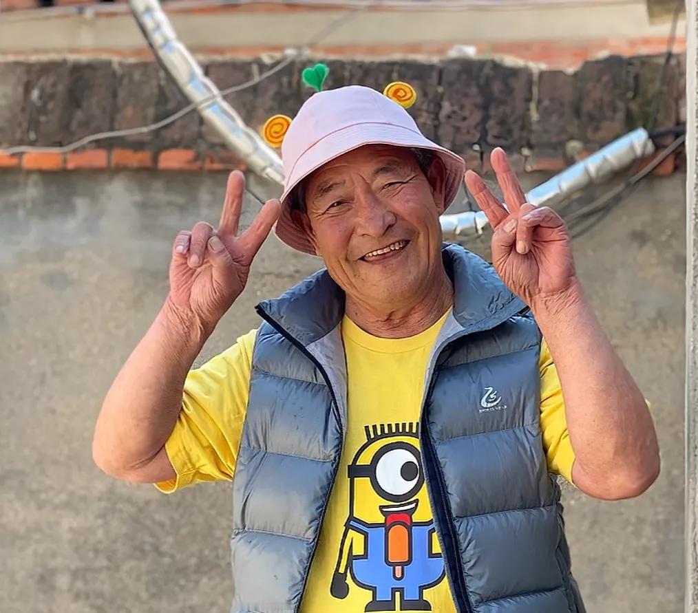 还记得那个总把“我嘞个豆”挂嘴边的顽童爷爷吗？谁能想到镜头里乐呵呵的他，曾被抑郁