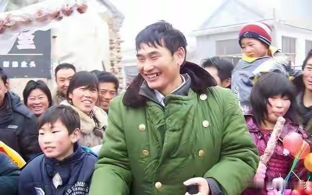 我有一种预感
大衣哥还会再火爆一次
你看他火了十几年，到现在还没有凉凉。


到