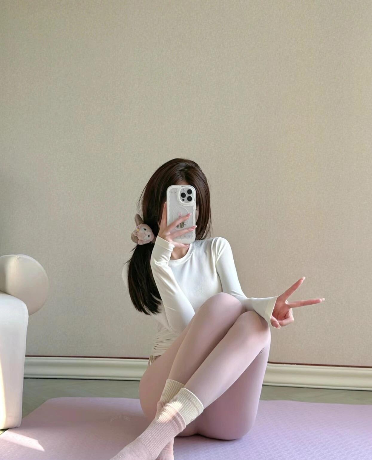 宅家自拍，粉嫩穿搭，元气满满的一天开始咯！💕📸说一句话鼓励自己的话 练习瑜伽