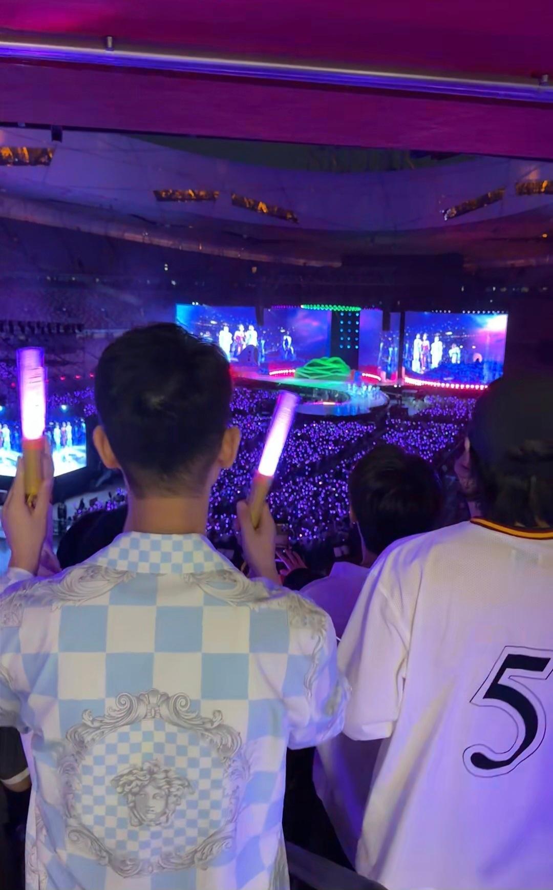 贾乃亮请团队看蔡依林北京演唱会贾乃亮请团队小伙伴看蔡依林演唱会 这不仅是一场双向
