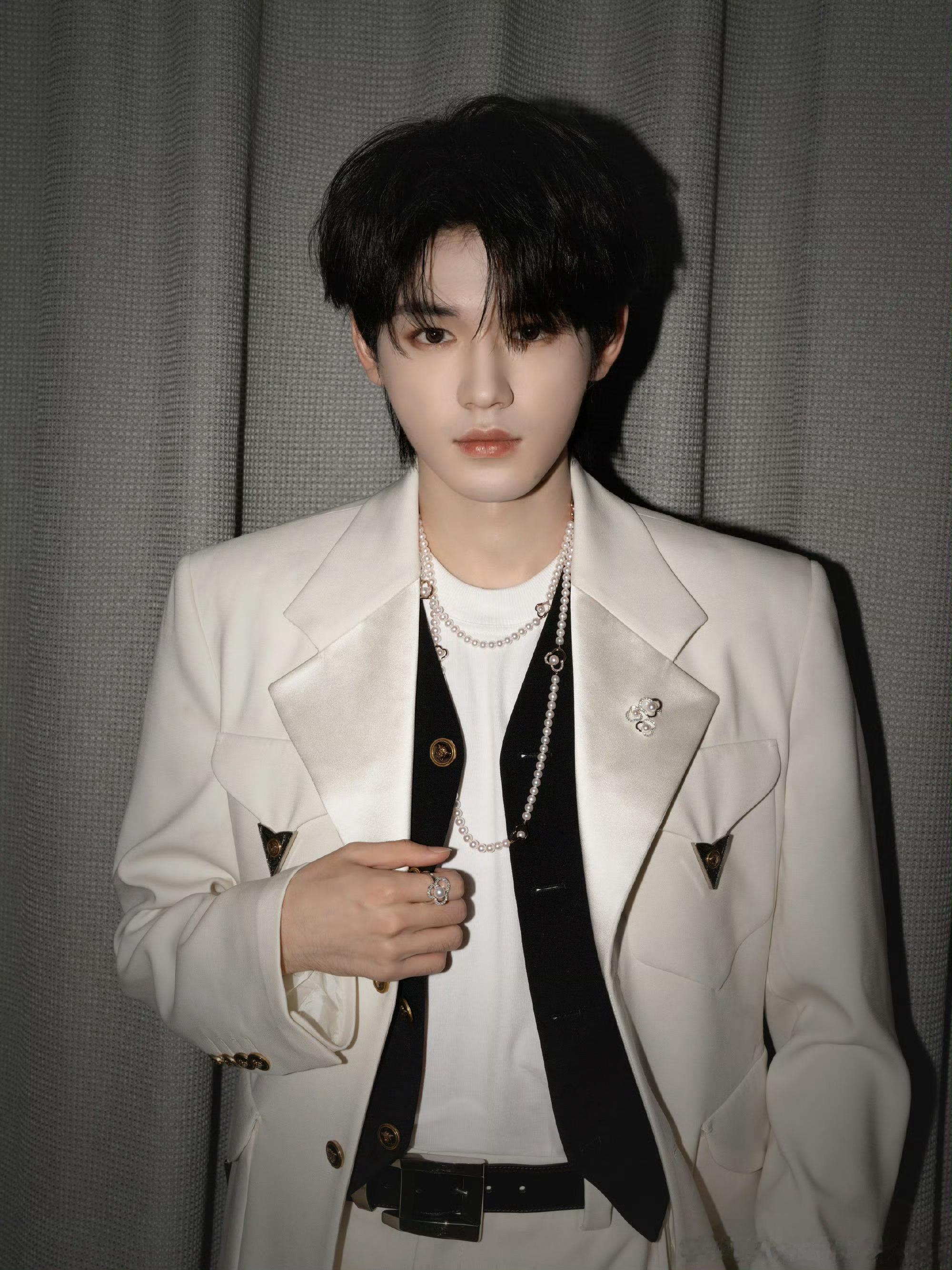 宋亚轩亮相国乐无双 Versace 2026夏日度假系列 宋亚轩 国乐无双  白