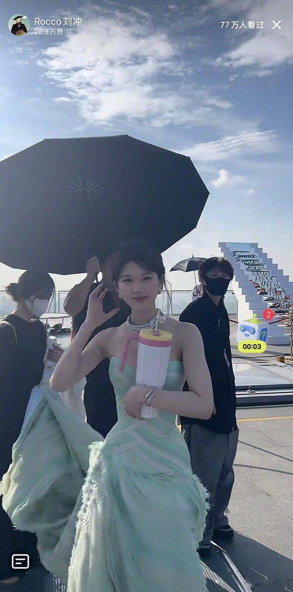 #赵露思超长麻花辫#赵露思这次vogue活动妆造是不是还挺美的～ ​​​