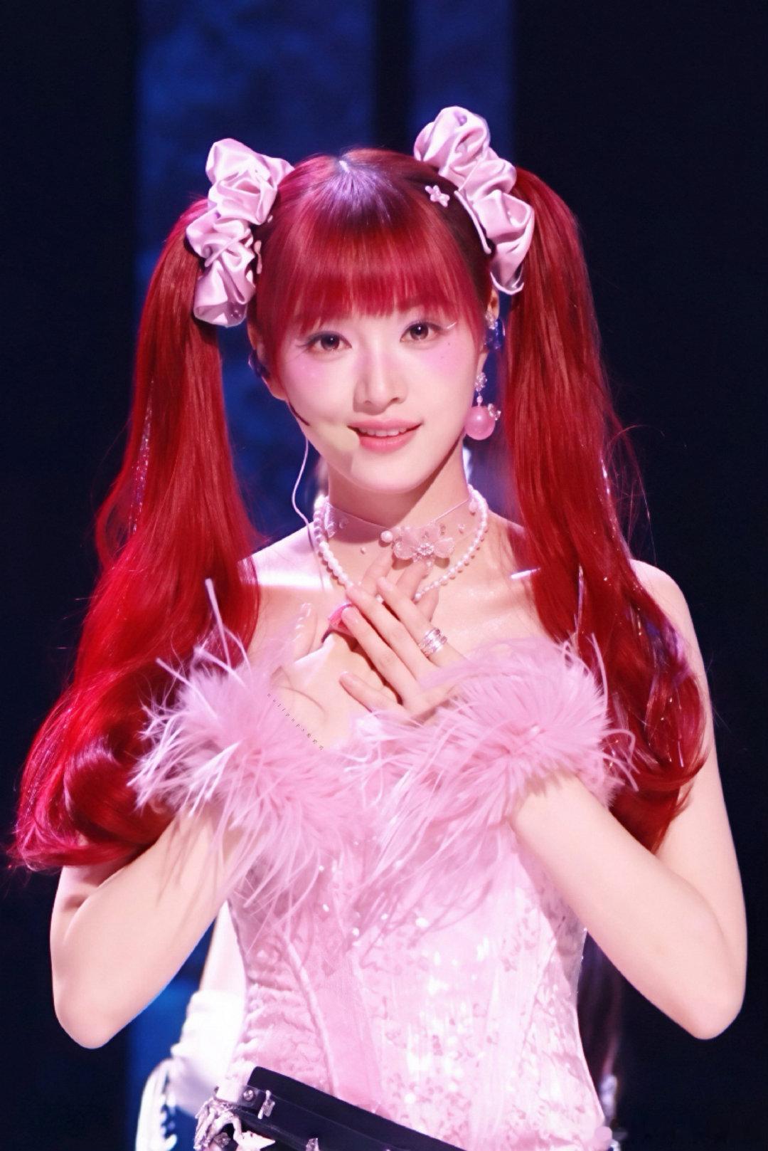 黄灿灿踩到了张月的裙子浪姐票数趣味名场面再度上线，行走之间总是充满各种可爱状况 