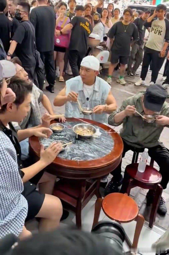 刘畊宏 清场刘畊宏出去拍摄or吃饭然后团队直接清场赶人？ ​​​