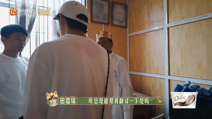 #田嘉瑞为非洲学校捐赠物资#田嘉瑞为非洲学校捐赠物资，这一善举不仅为非洲学校带来