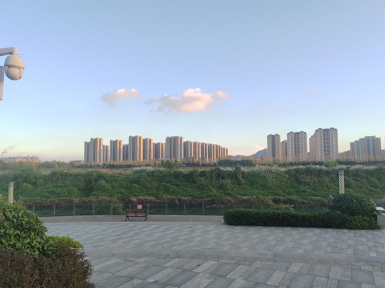 天气微凉，看天气预报明天又是阴雨