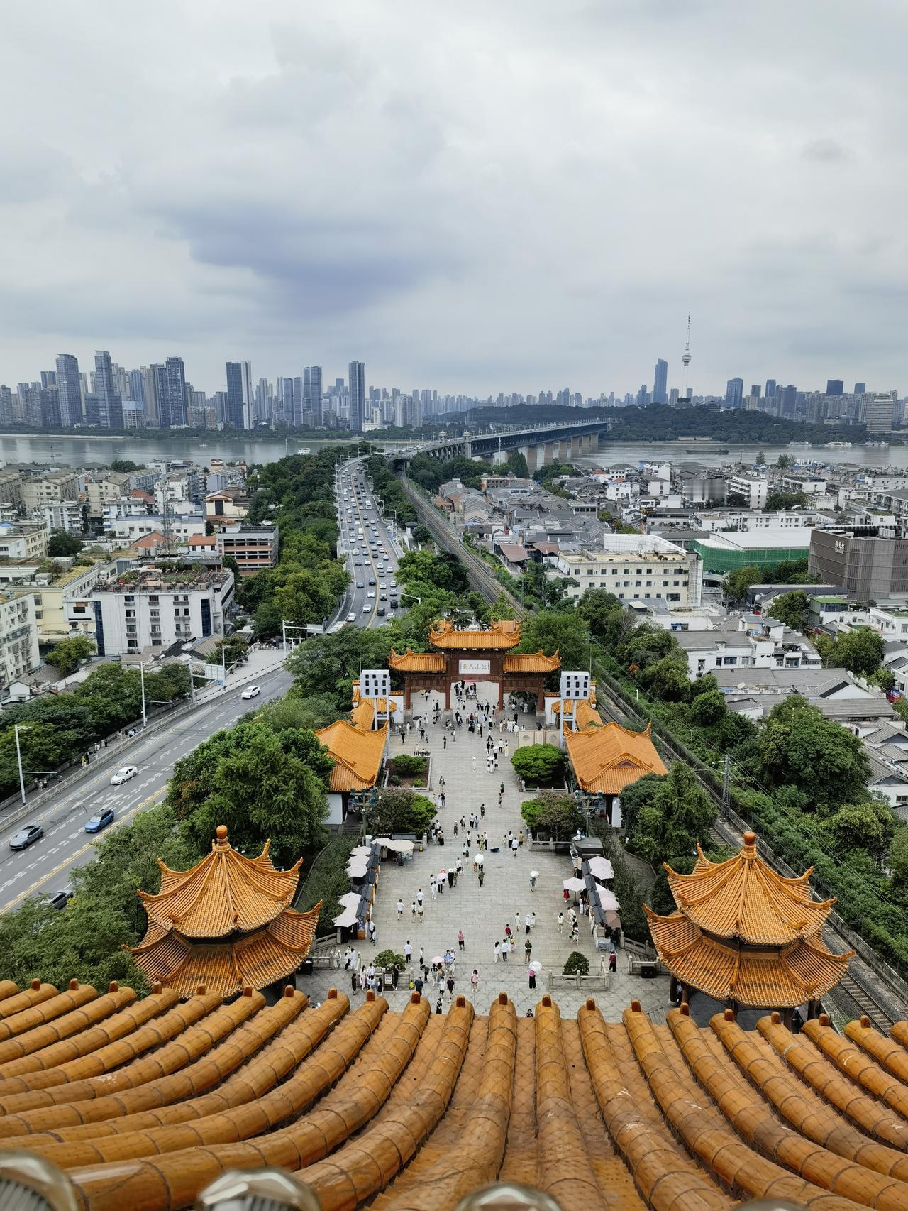 登黄鹤楼，总会想起崔颢那首千古名篇。“昔人已乘黄鹤去，此地空余黄鹤楼”，昔日仙人