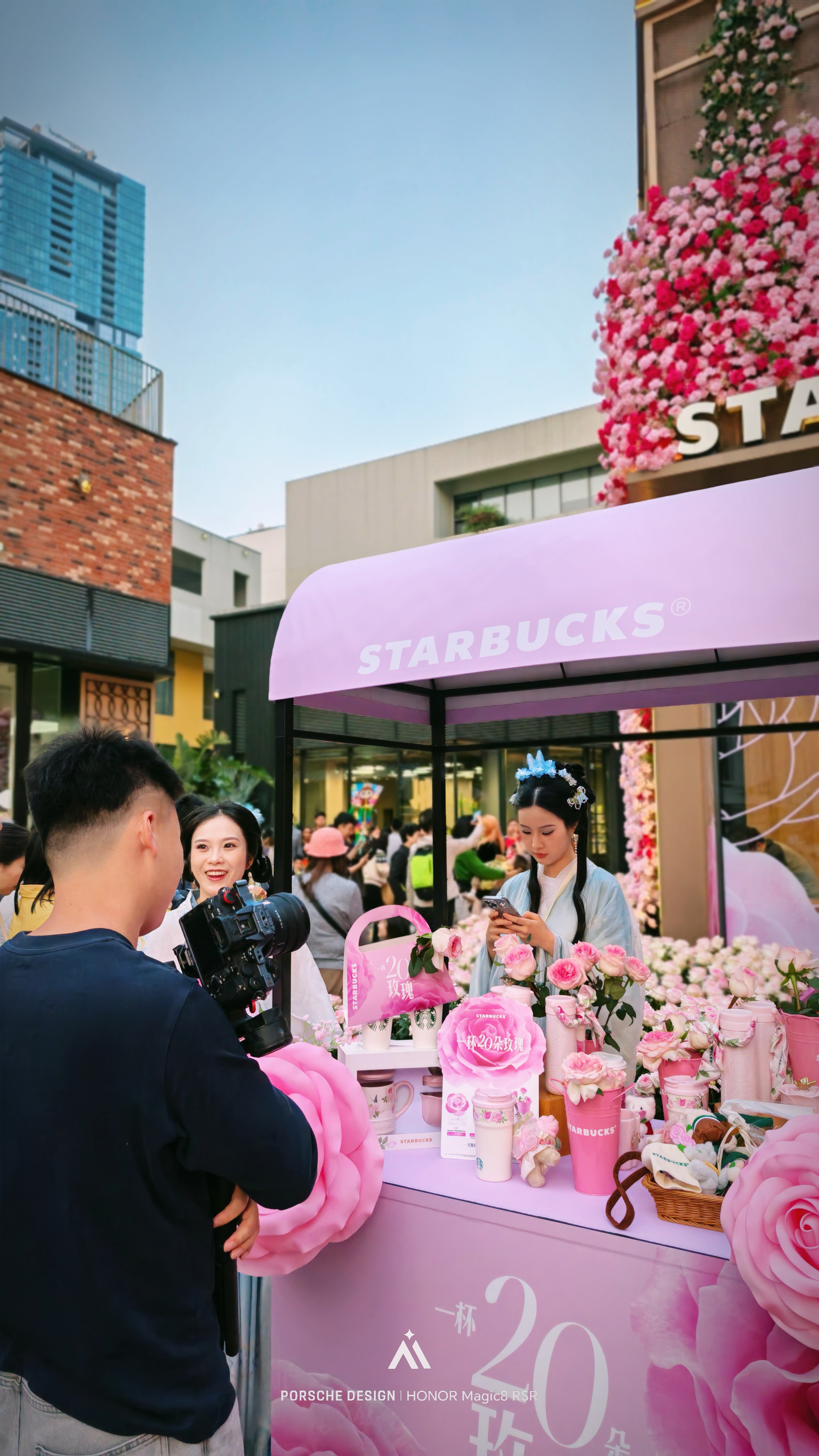 今天星巴克过年，38节日氛围弄的可太好了，还针对节日上了新品，可热闹了 深圳·深