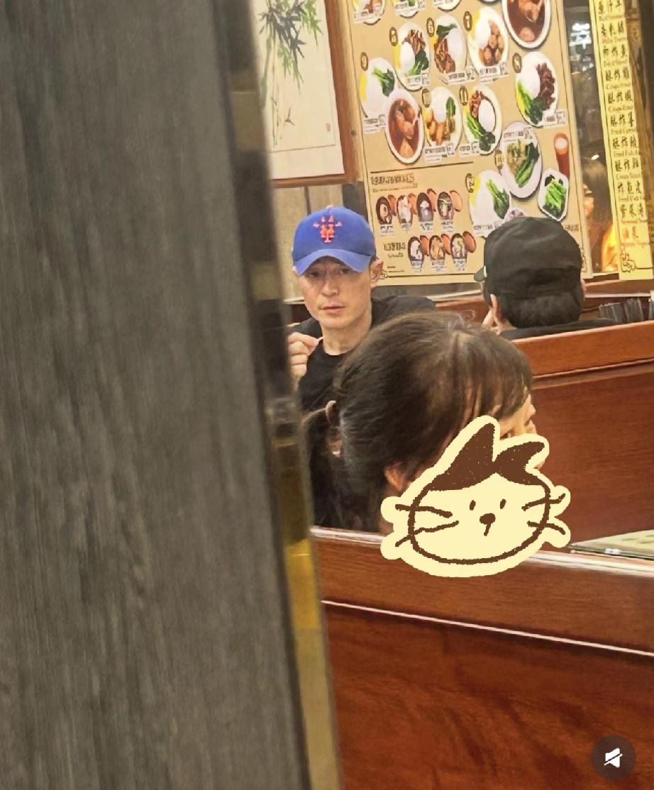 霍建华近照曝光，成了黑瘦大叔了!

3月17日，霍建华在中国香港街头被偶遇，他与