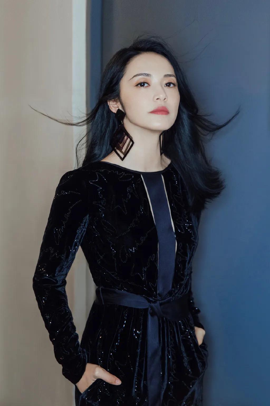 演员，姚晨说:我93年来的北京，感觉北京好大呀！大的让人觉得自己好渺小，我记得当