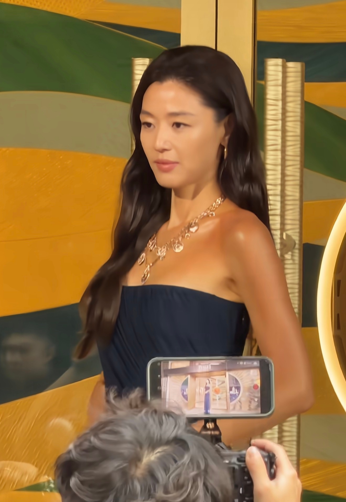 44岁全智贤现身香港活动，这是涂了美黑油吗？还是早期风格更适合她吧…… 
