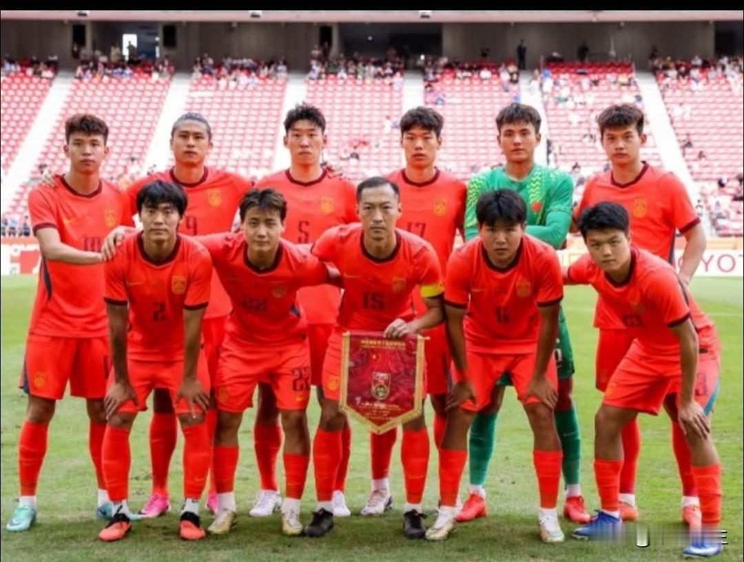 太振奋！中国男足以小组第一晋级8强！全队众志成城，顽强拼搏拿下关键战果。突破瓶颈