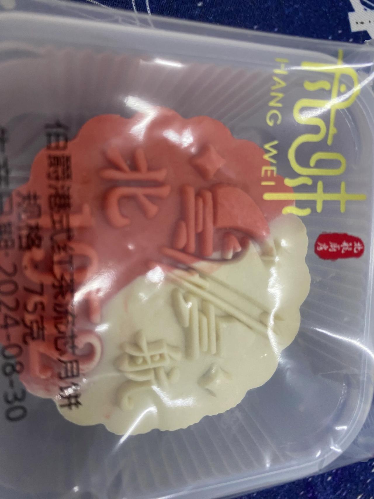 #秋日生活日记#今天收到学生邮寄的月饼 ，真心的舍不得吃，主打一个好看、暖心。北