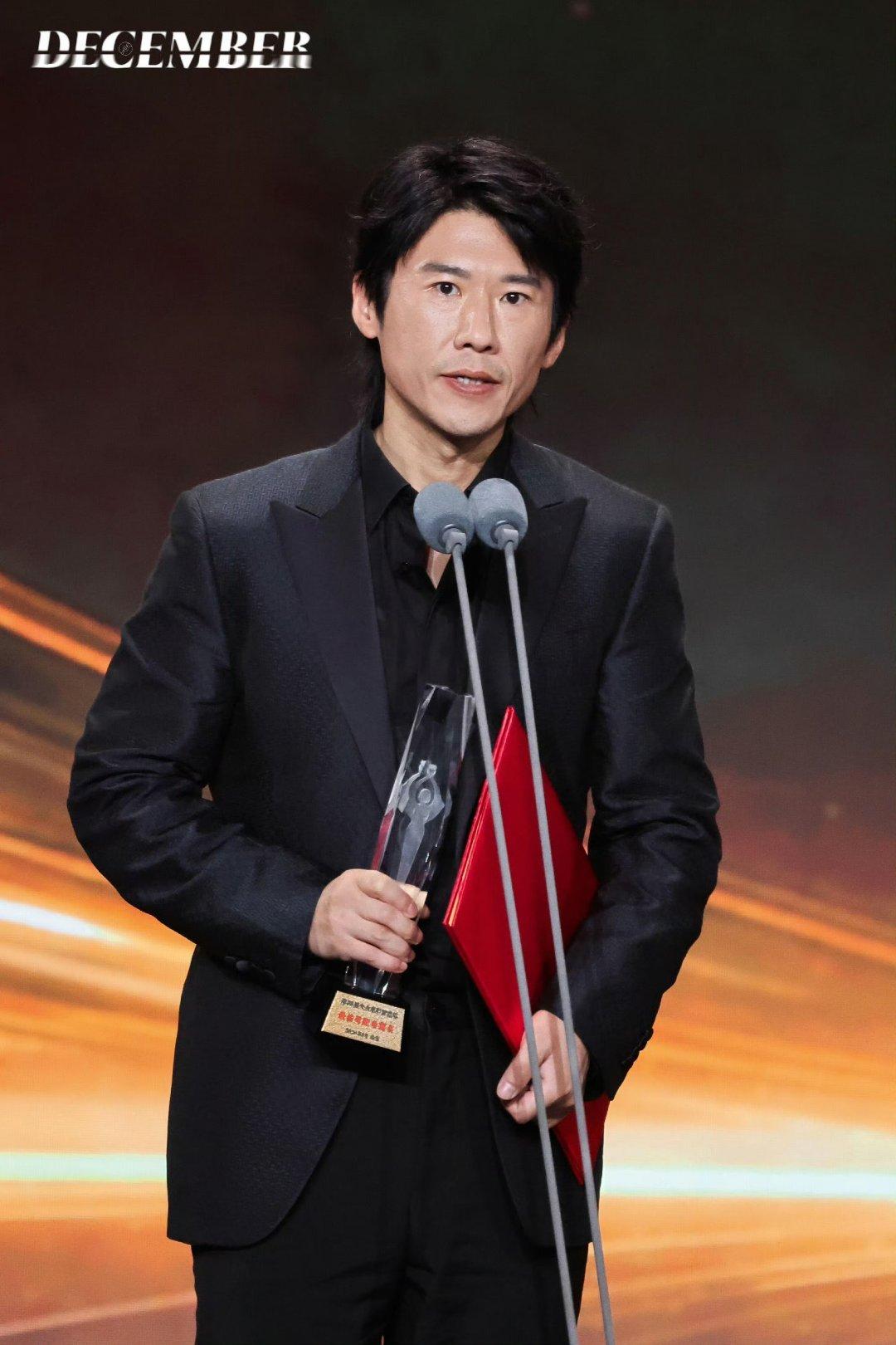王骁啊王骁，
该说你什么好呢，
不是科班出身，27岁才拍戏，硬是靠自己的演技，再