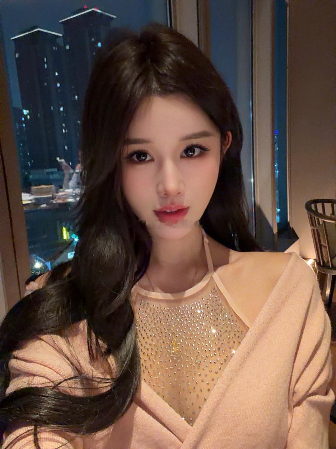 从小感受不到爱的小孩，长大注定会很独立，只有自己努力得到所有，而且身边本就空无一