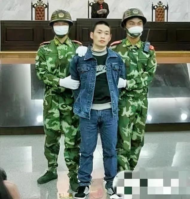 2007年，浙江金华，入室抢劫强奸的杀人恶魔，董文语被押赴刑场前，留下的一张照片