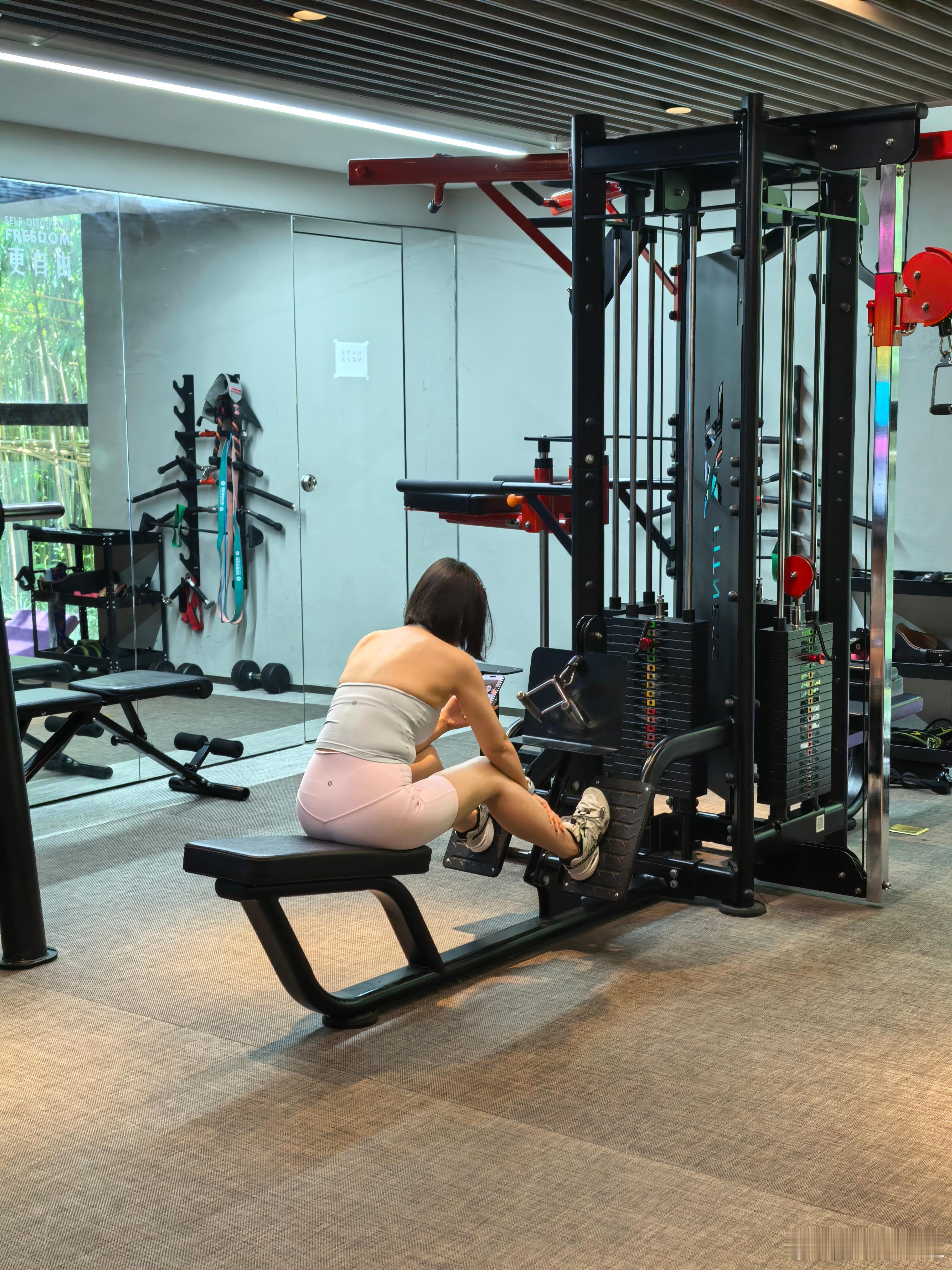 酒店的健身房就我们二个  ​​​